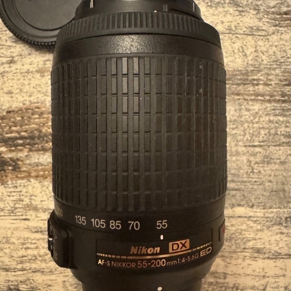 Nikon D40 DSLR Camera with Standard and Zoom Lenses - Picture 4 of 9